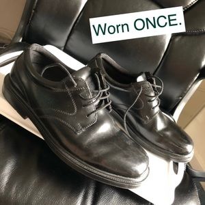 Nun Bush Slip-Resistant oxfords, only worn once! Size 9M.